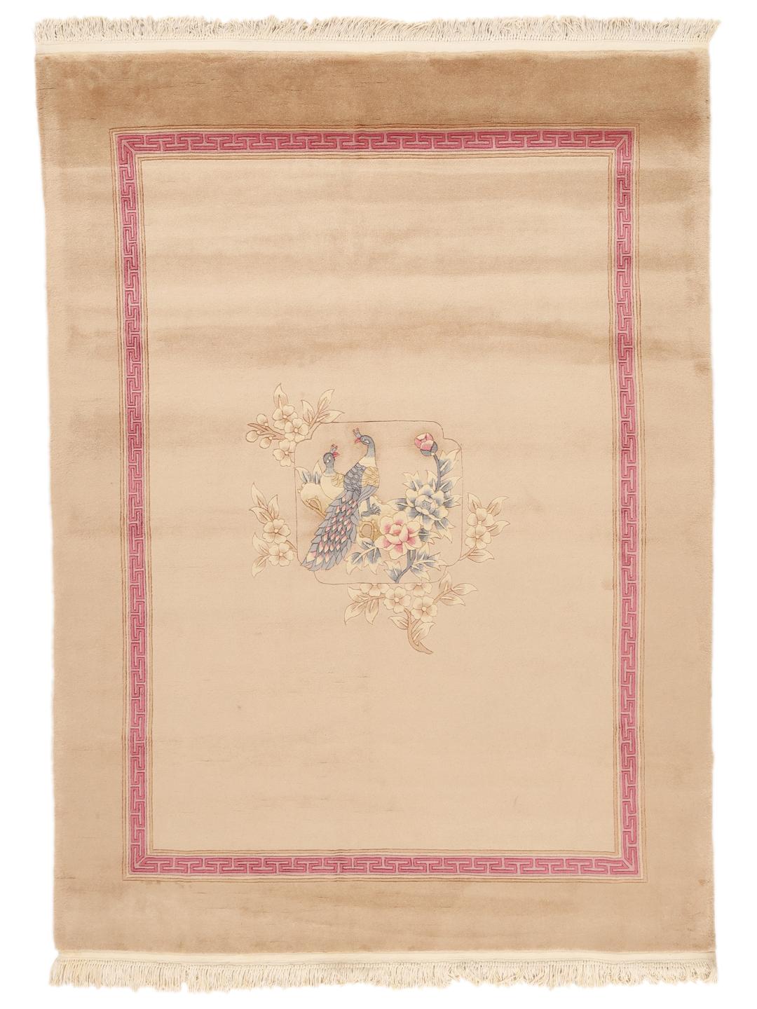 Een beige handgeknoopt tapijt uit China met een bloemen- en pauwontwerp met een roze rand.