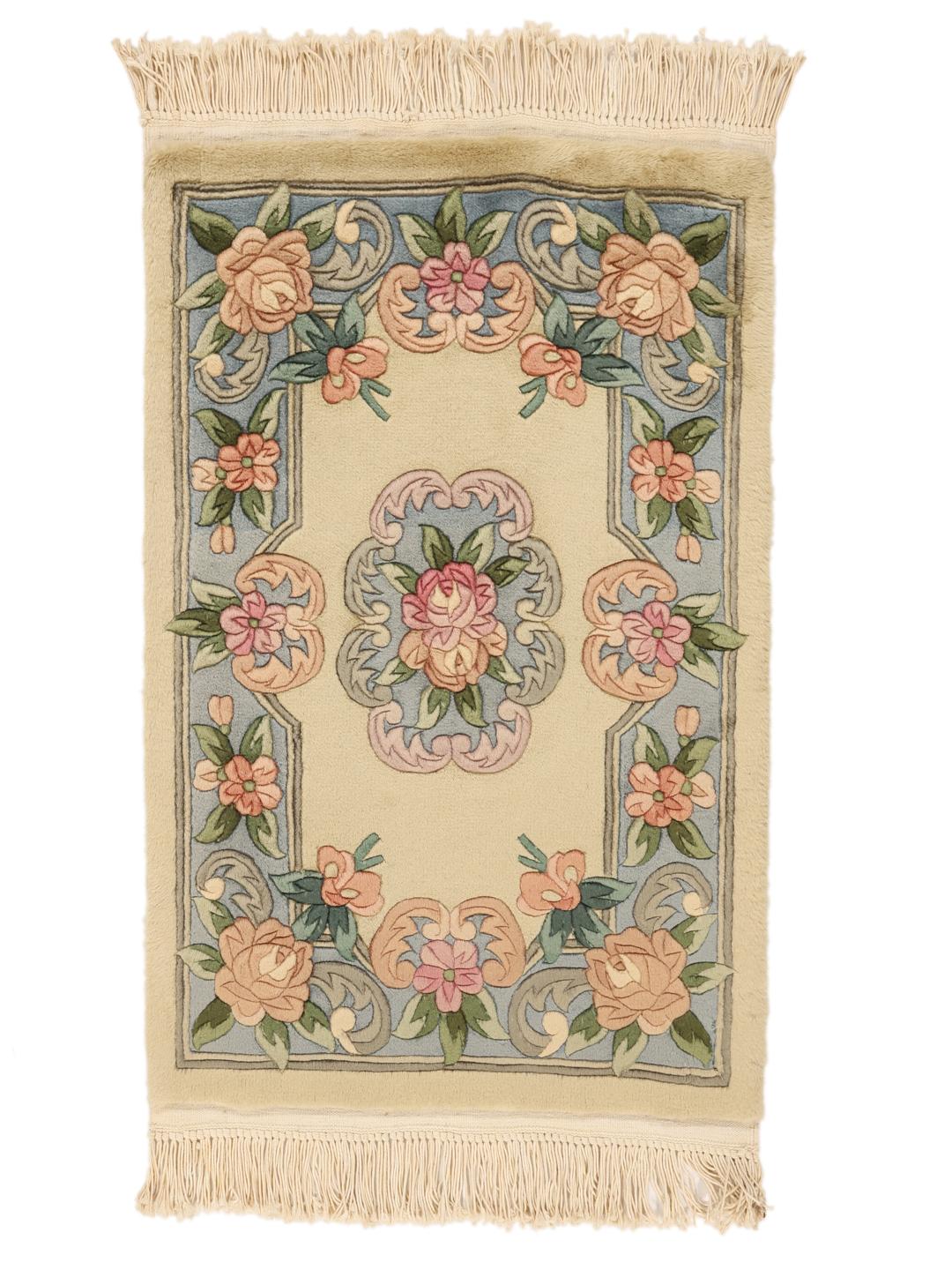 Handgeknoopt bloemig tapijt uit China met beige en blauwe tinten