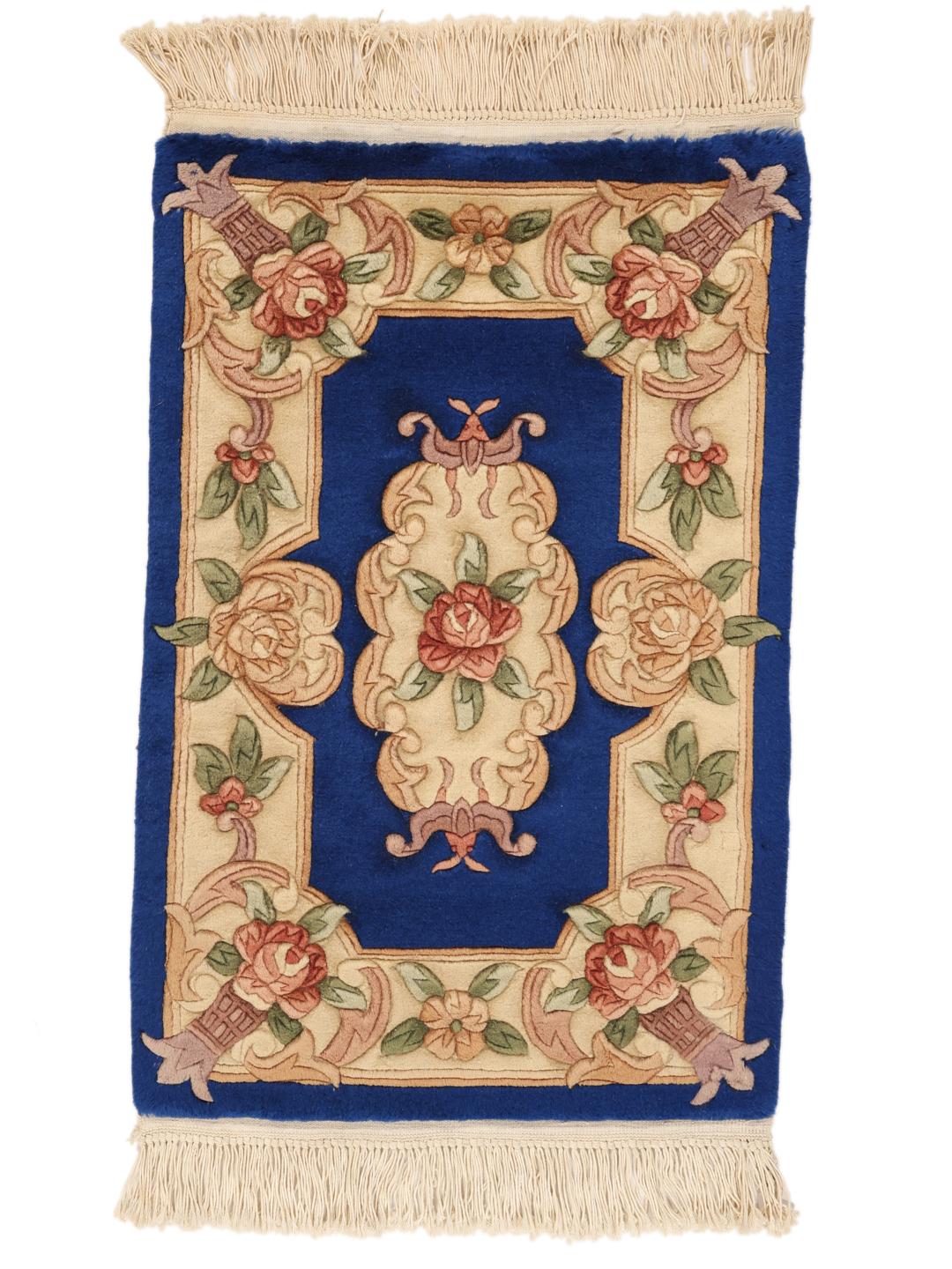 Håndknyttet kinesisk tæppe med blomstermotiver i blå og beige