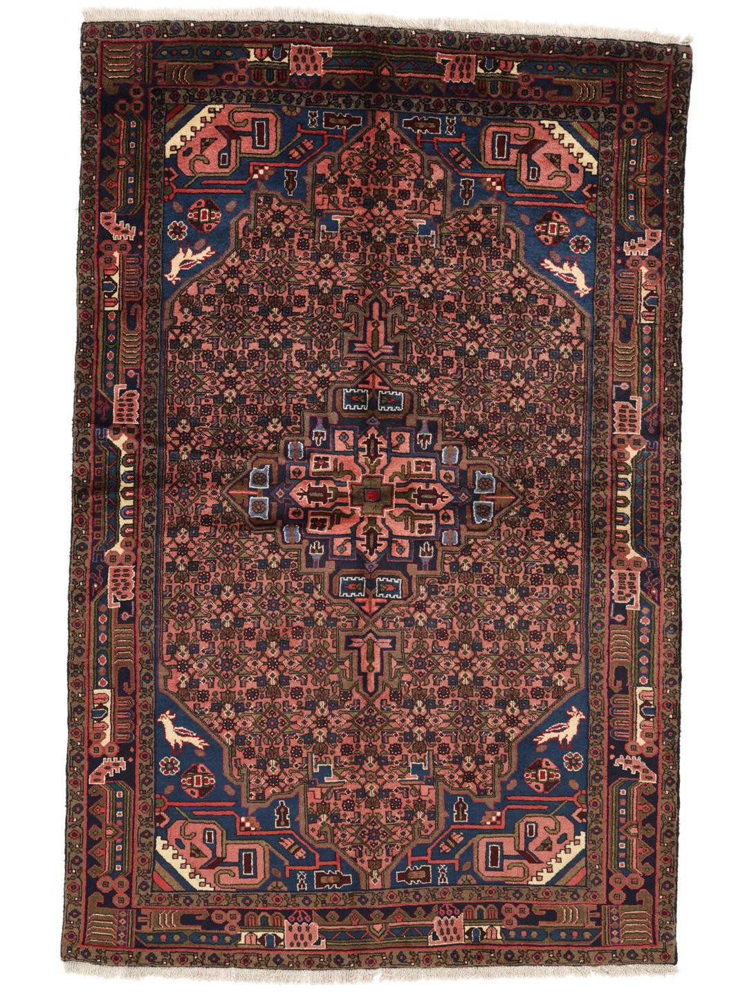 Een handgeknoopt Koliai-tapijt uit het Midden-Oosten met een donkerblauw en rood kleurenpalet.