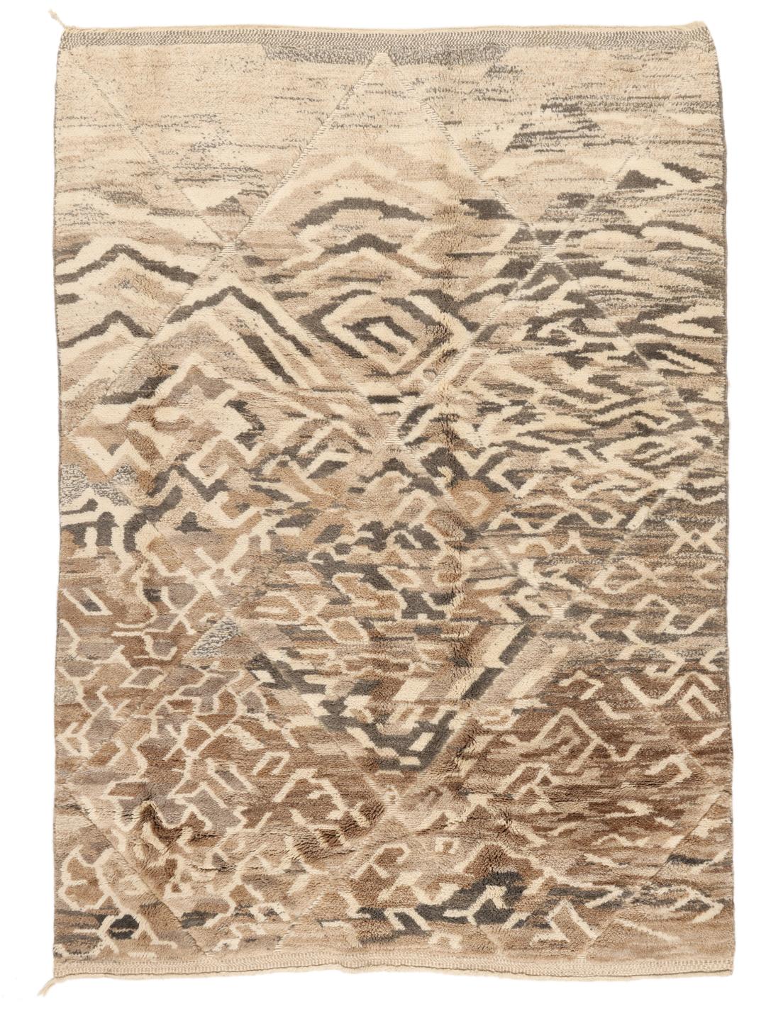 Handgeknoopt Marokkaans Berber tapijt met organische geometrische patronen in beige en bruine tinten.