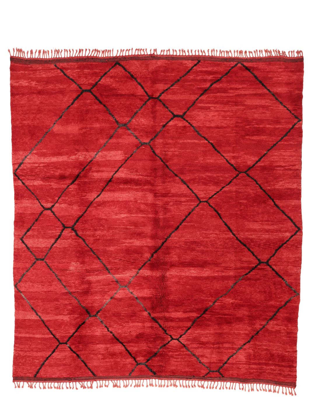 Handgeknoopt Marokkaans tapijt met een rood veld en geometrisch ruitpatroon