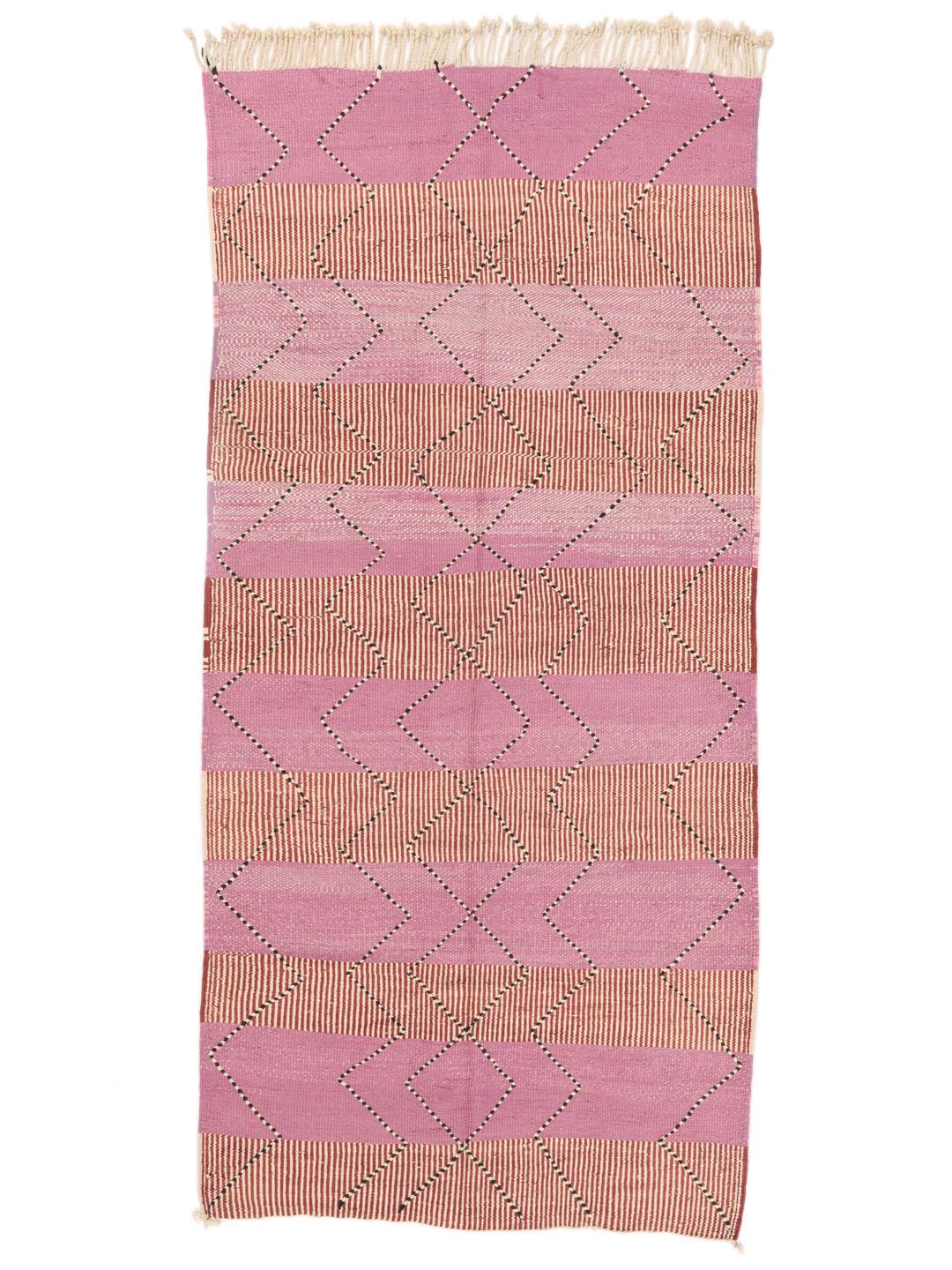 Tapis Kelim marocain tissé à la main avec des motifs géométriques en rose et rouge