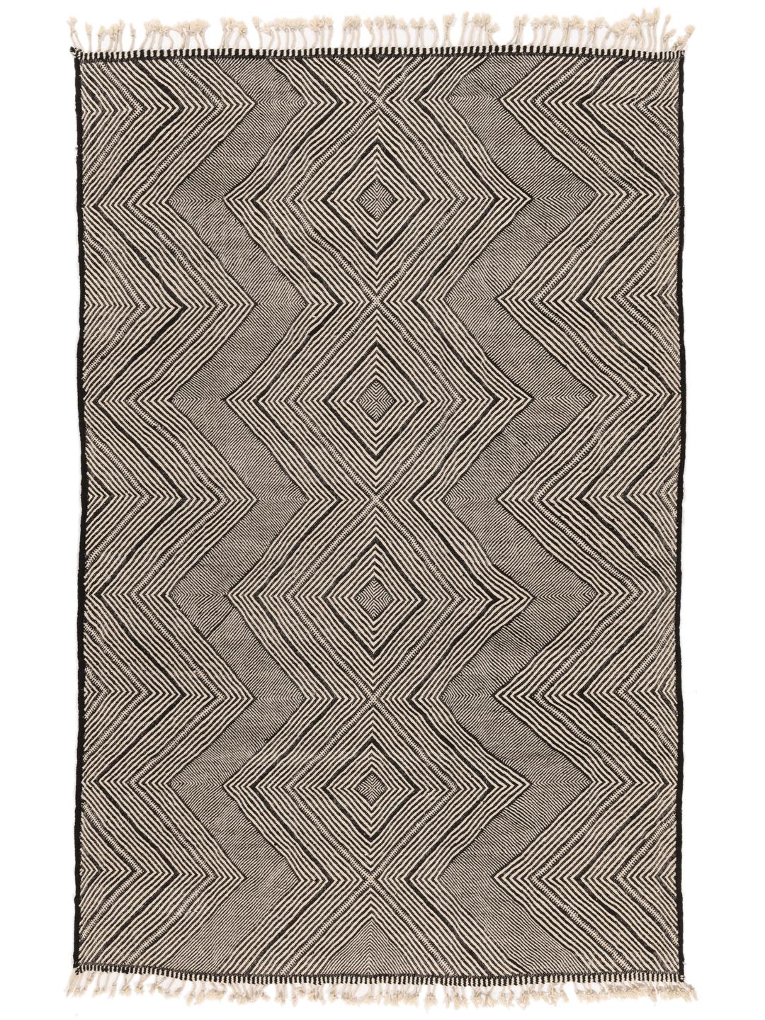 Een handgeweven Marokkaans kleed met een zwart-wit geometrisch ruitenpatroon