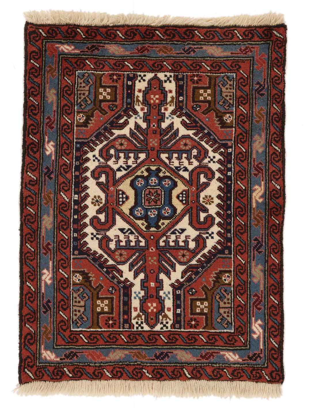 Tapis Ardebil noué à la main avec un médaillon central dans des tons de rouge et bleu provenant du Moyen-Orient