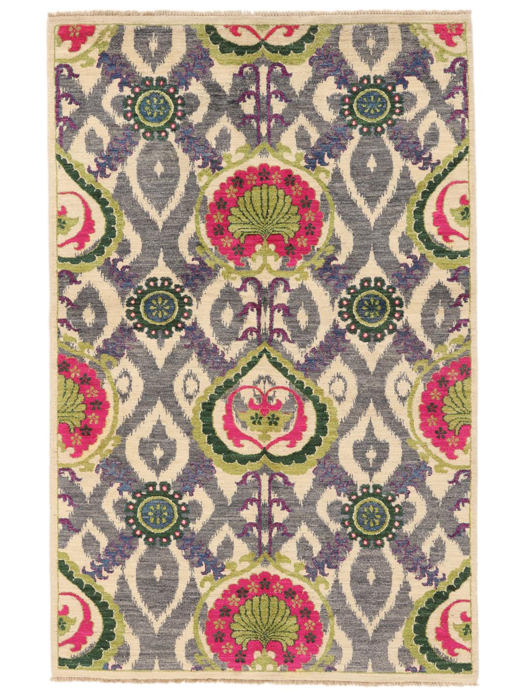 Un tapis afghan noué à la main présentant un motif floral et géométrique multicolore vibrant.