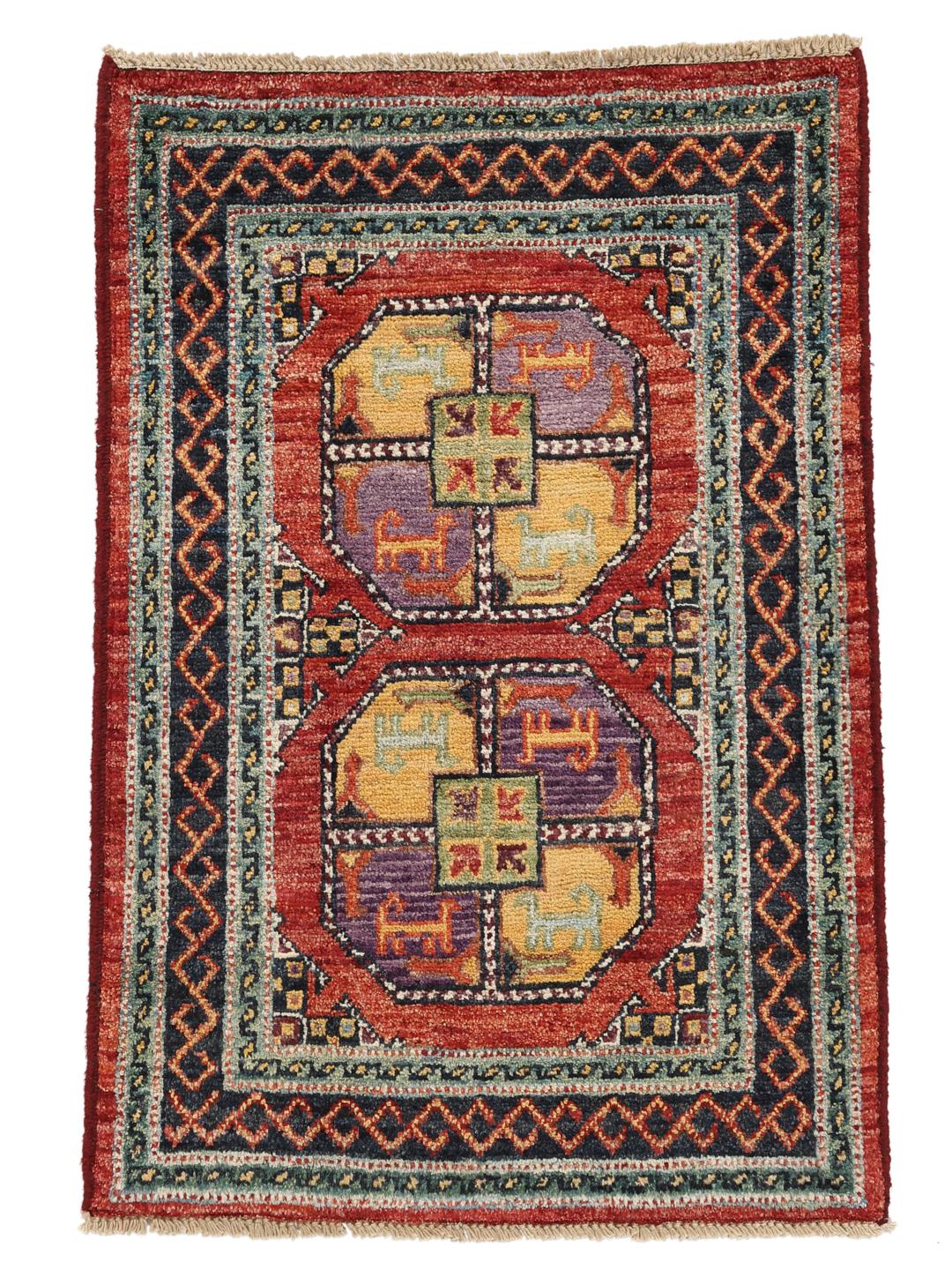 Met de hand geknoopt Afghaans tapijt met een rood veld en geometrische motieven