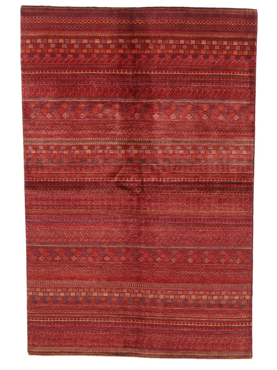 Ręcznie tkany dywan Modern Afghan Fine w głębokim ciemnoczerwonym kolorze z geometrycznymi pasami.