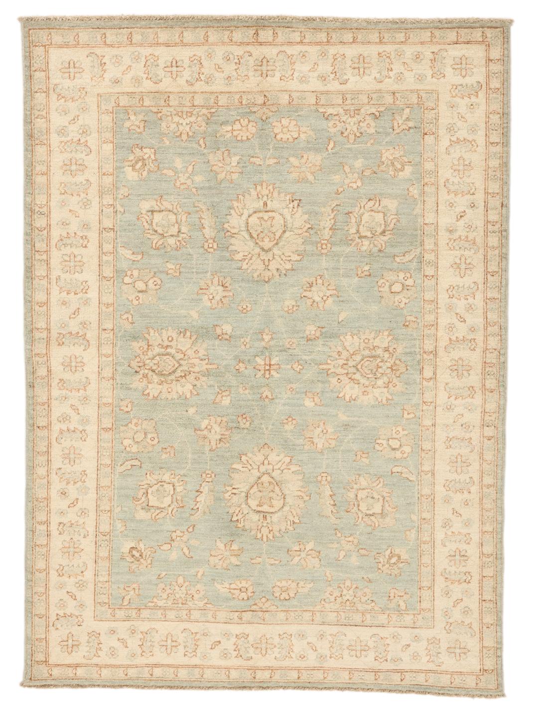 Covor Ziegler înnodat manual din Afganistan cu design floral în nuanțe de albastru deschis și bej.