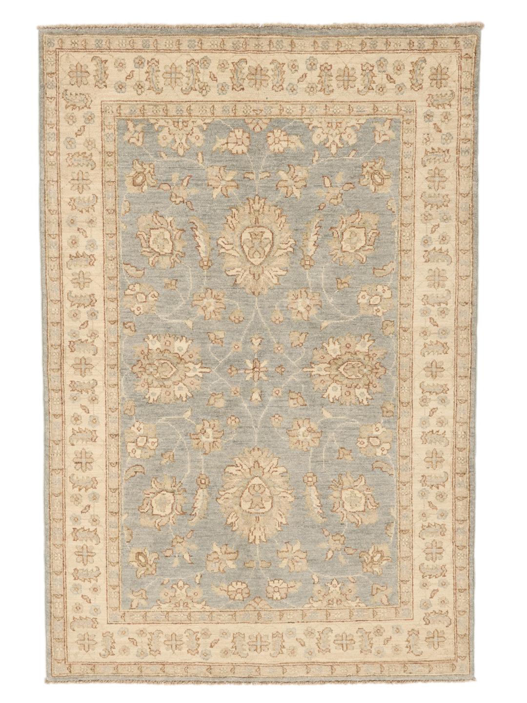 Handgeknoopt Ziegler tapijt uit Afghanistan met een bloemmotief in blauw en beige.