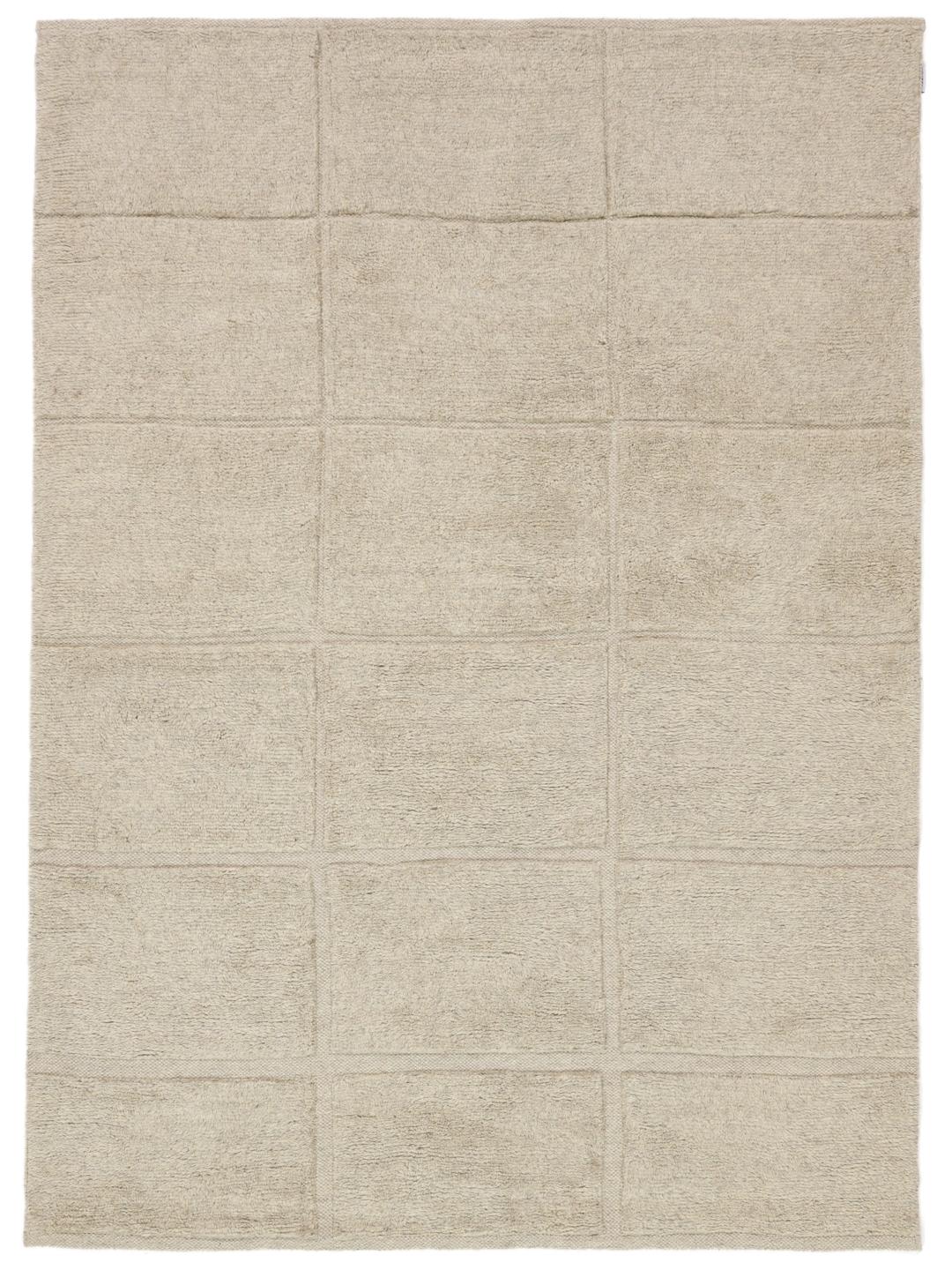 Beige tæppe med detaljer i høj og lav luv