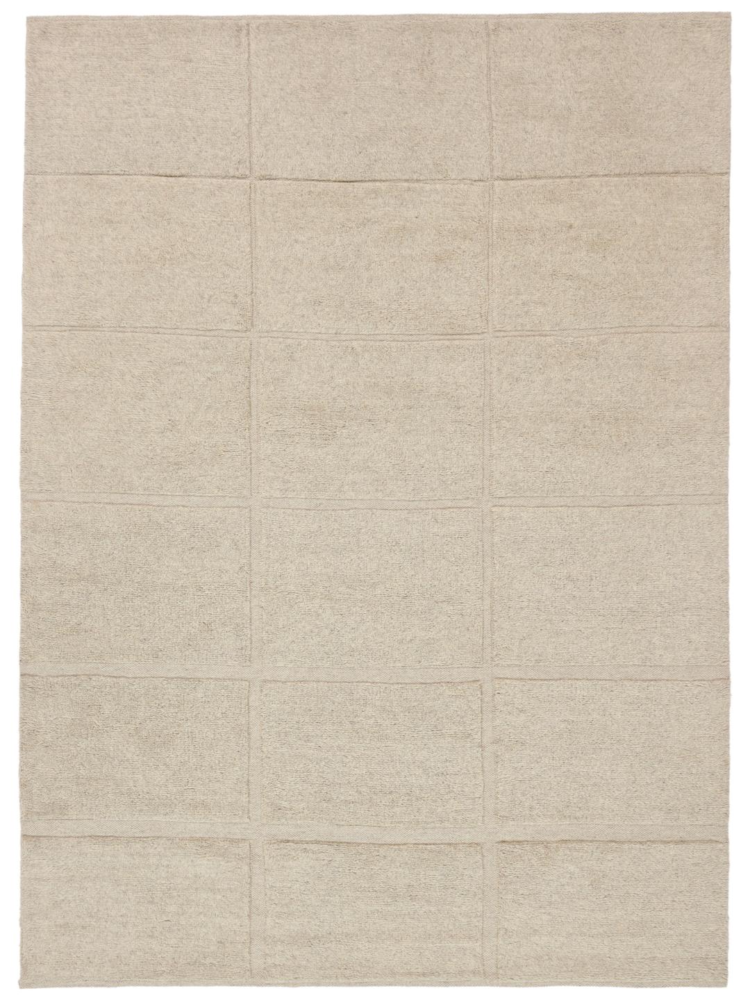 Beige tæppe med detaljer i høj og lav luv
