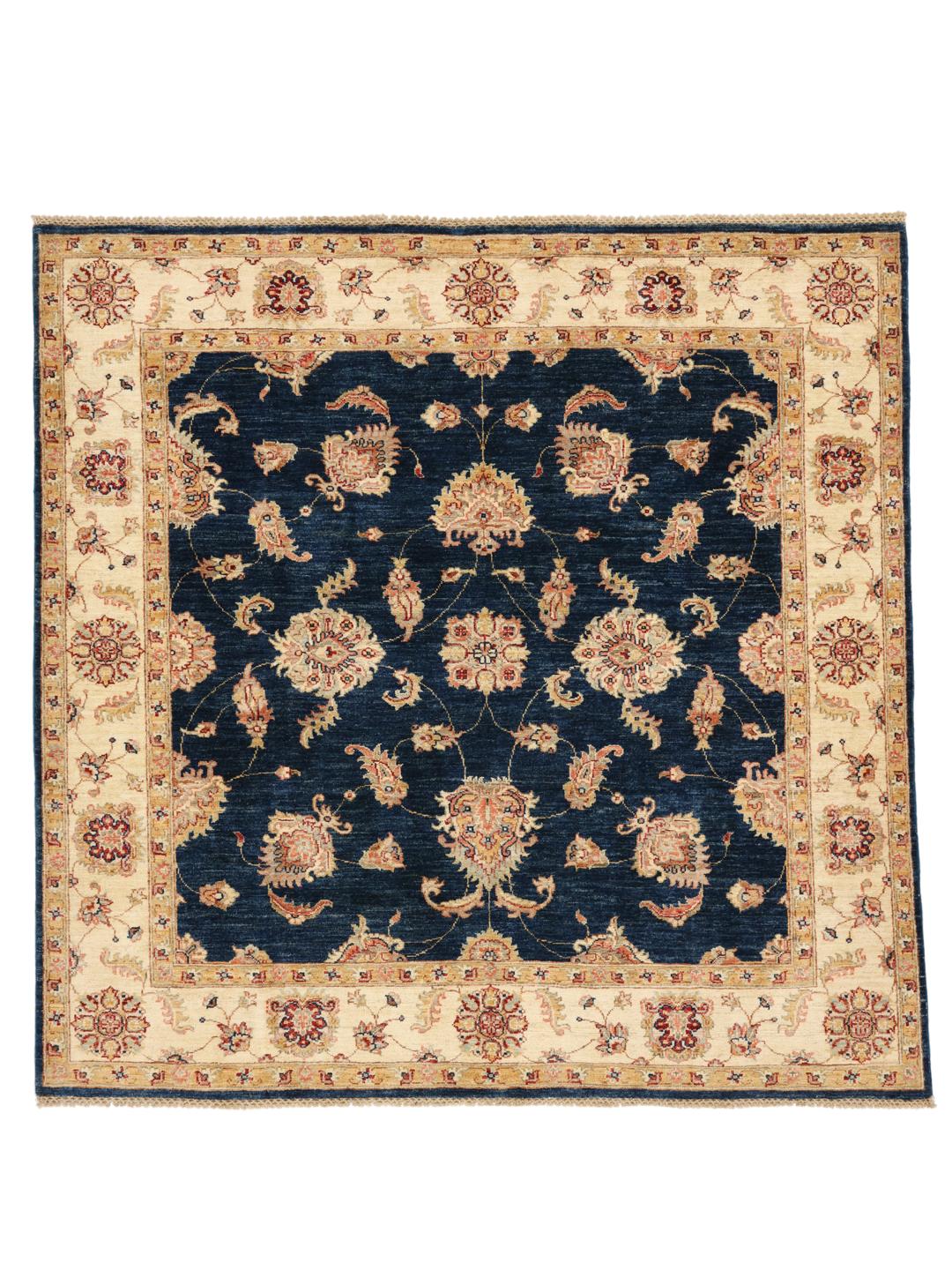 Tapis carré Ziegler Fine noué à la main provenant du Pakistan avec un champ bleu profond et des motifs floraux