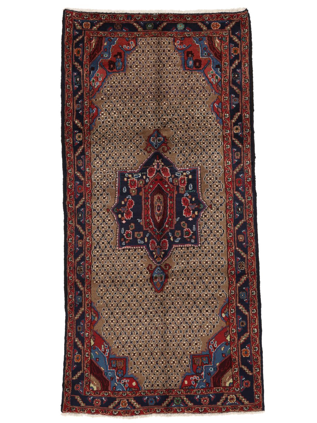 Un tapis Koliai noué à la main avec un médaillon central sur un fond beige et des bordures rouge foncé et bleu