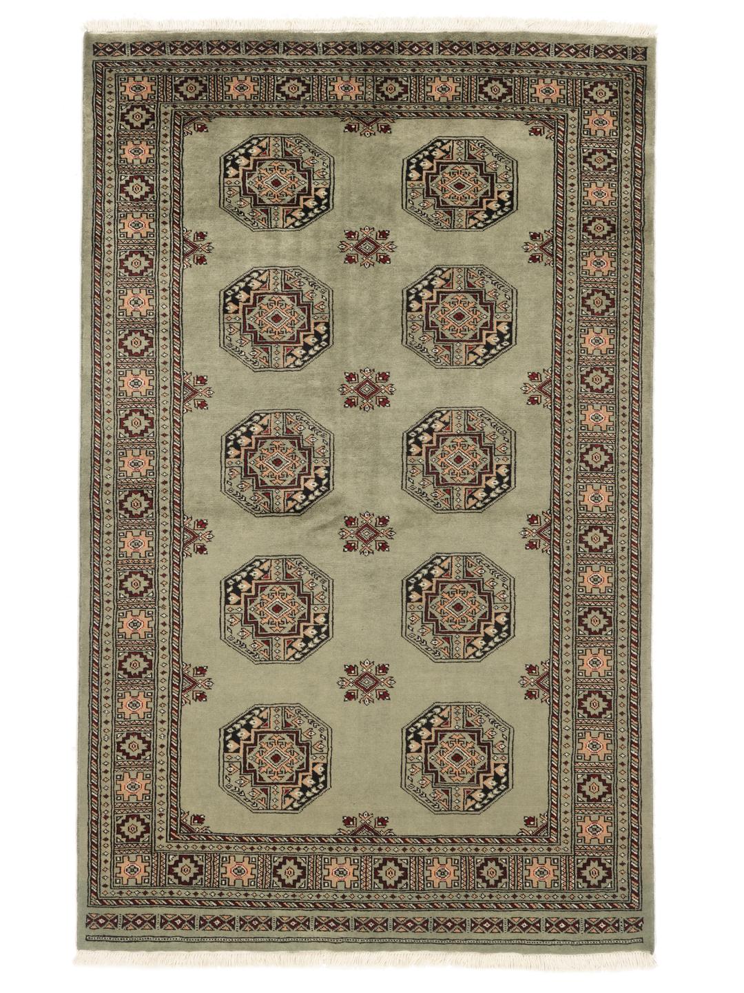 Tapis Pakistan Bokhara noué à la main avec un champ vert sauge et des motifs traditionnels