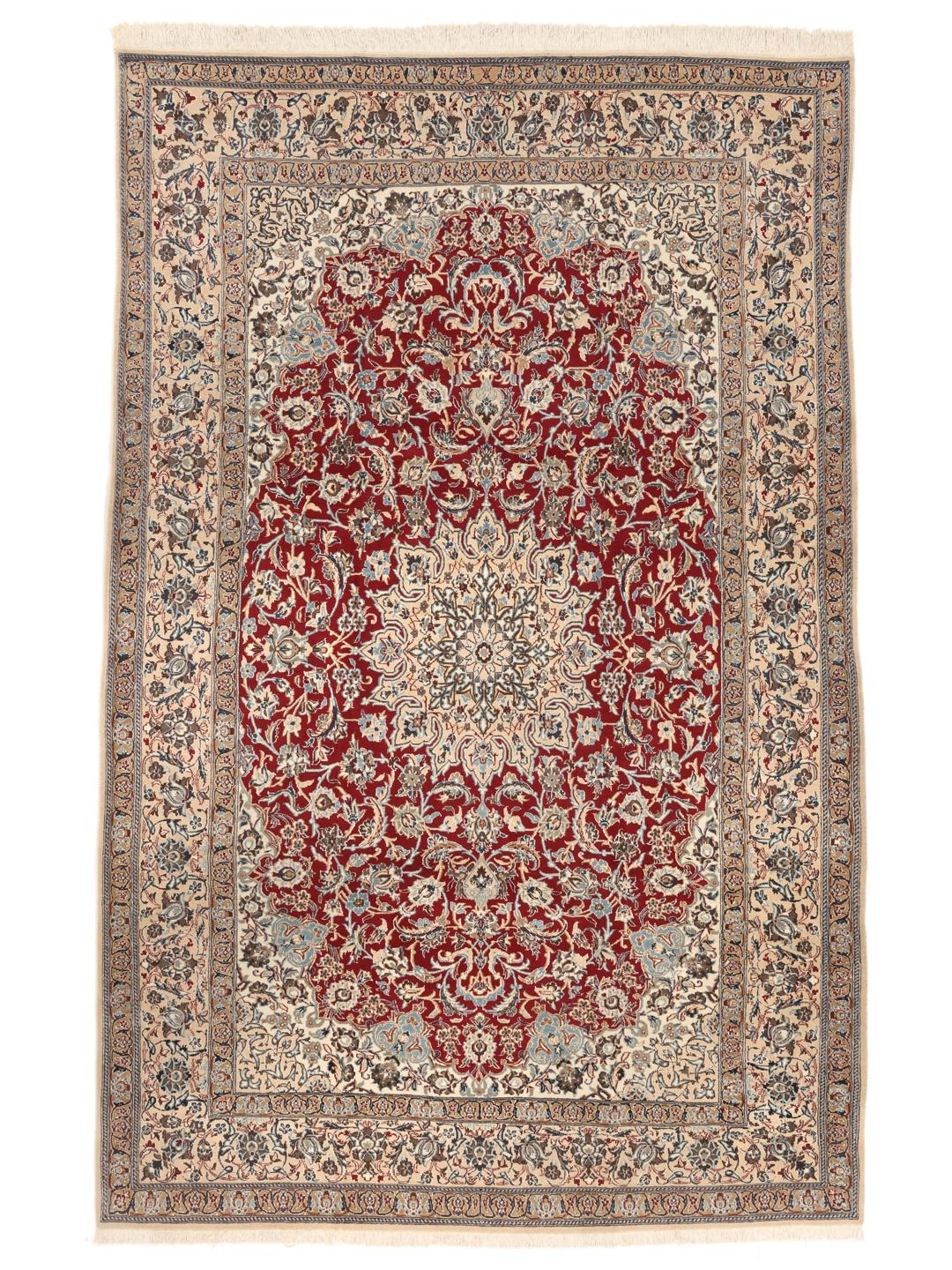Tapis Nain Fine 9La noué à la main avec un champ rouge et des motifs floraux complexes