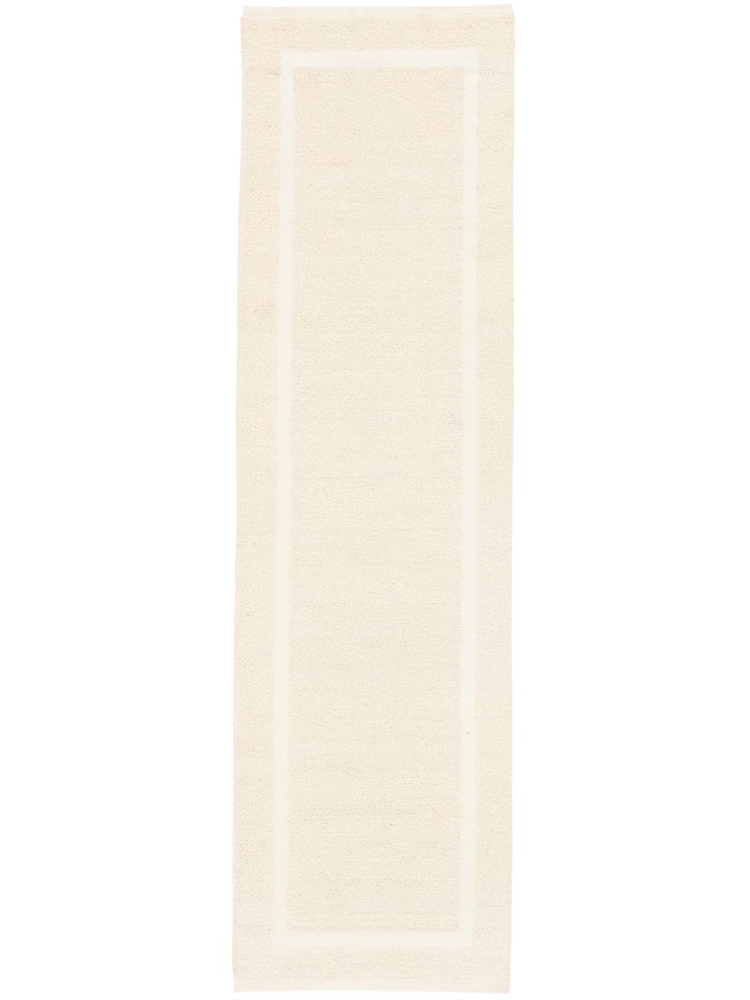 En hvid løber med et enkelt kantdesign.