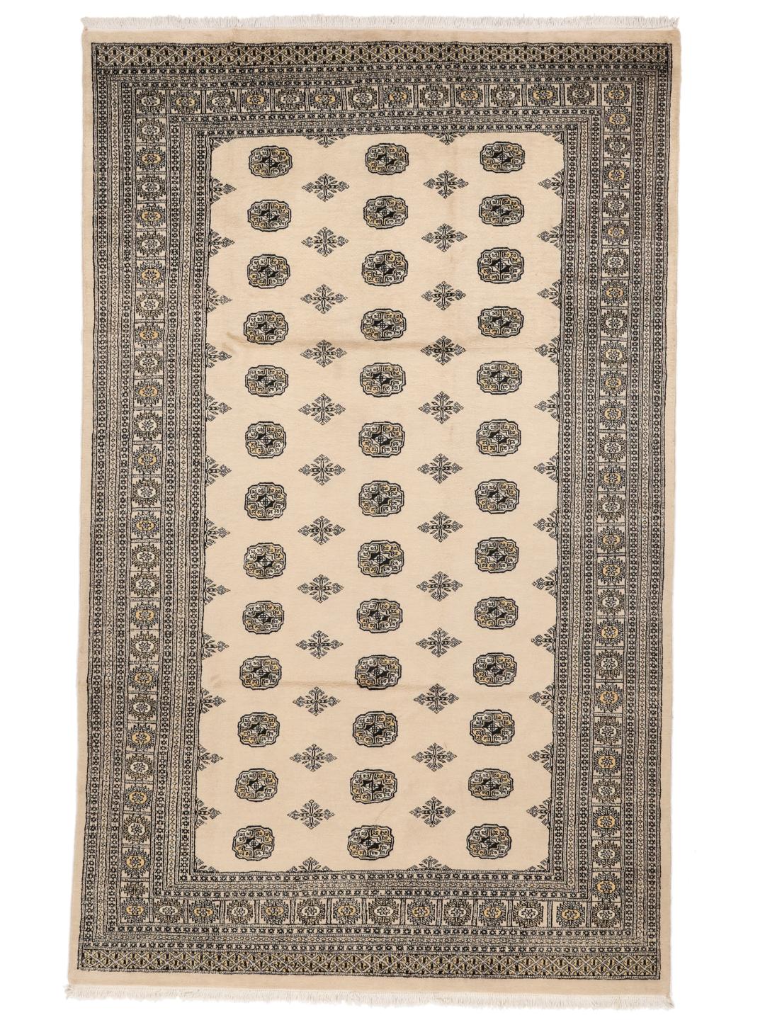 Een handgeknoopt Pakistan Bokhara tapijt met een beige veld en traditionele motieven.
