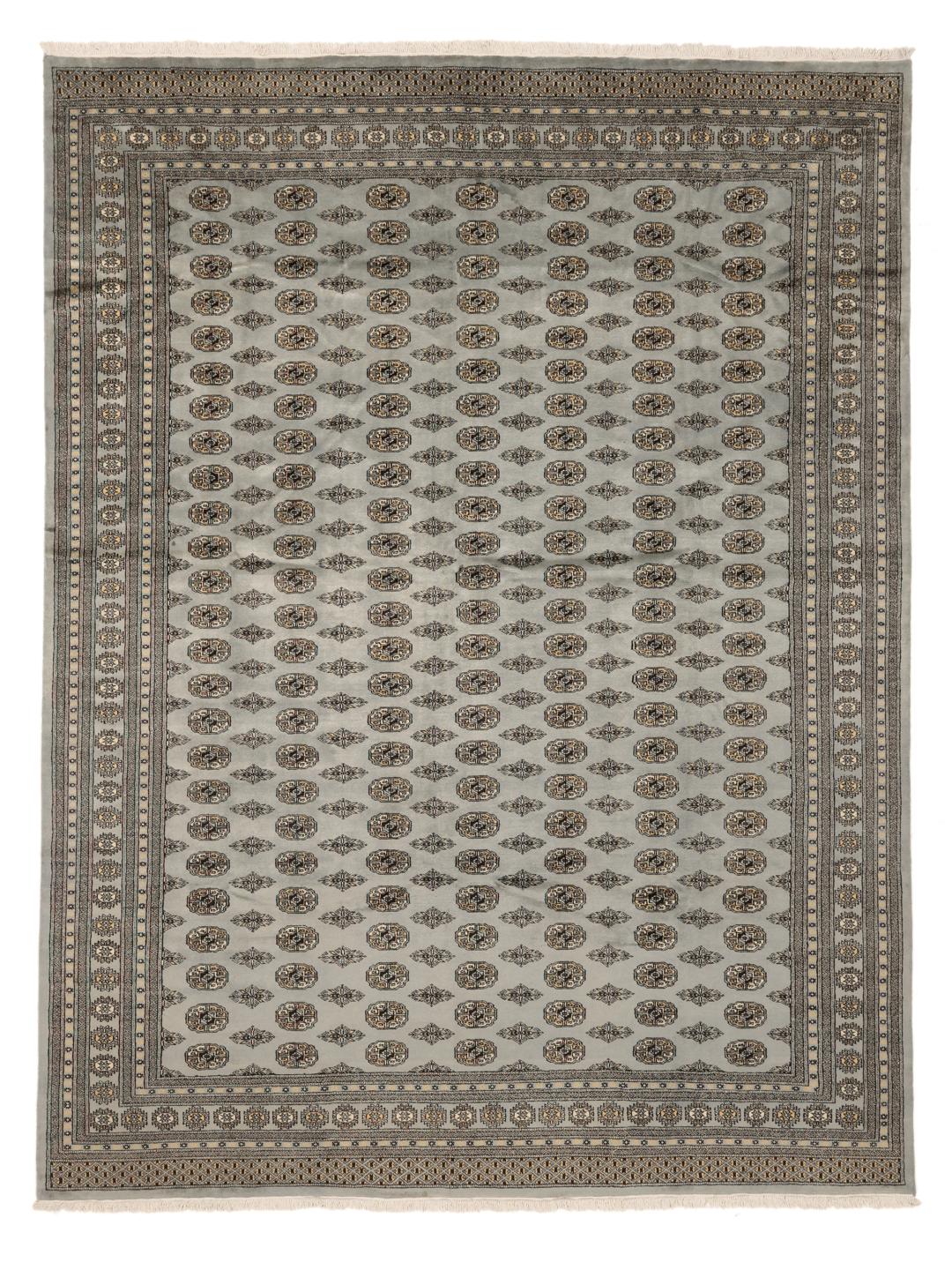 Handgeknoopt Pakistan Bokhara vloerkleed in een lichtgrijze tint met traditionele geometrische motieven.