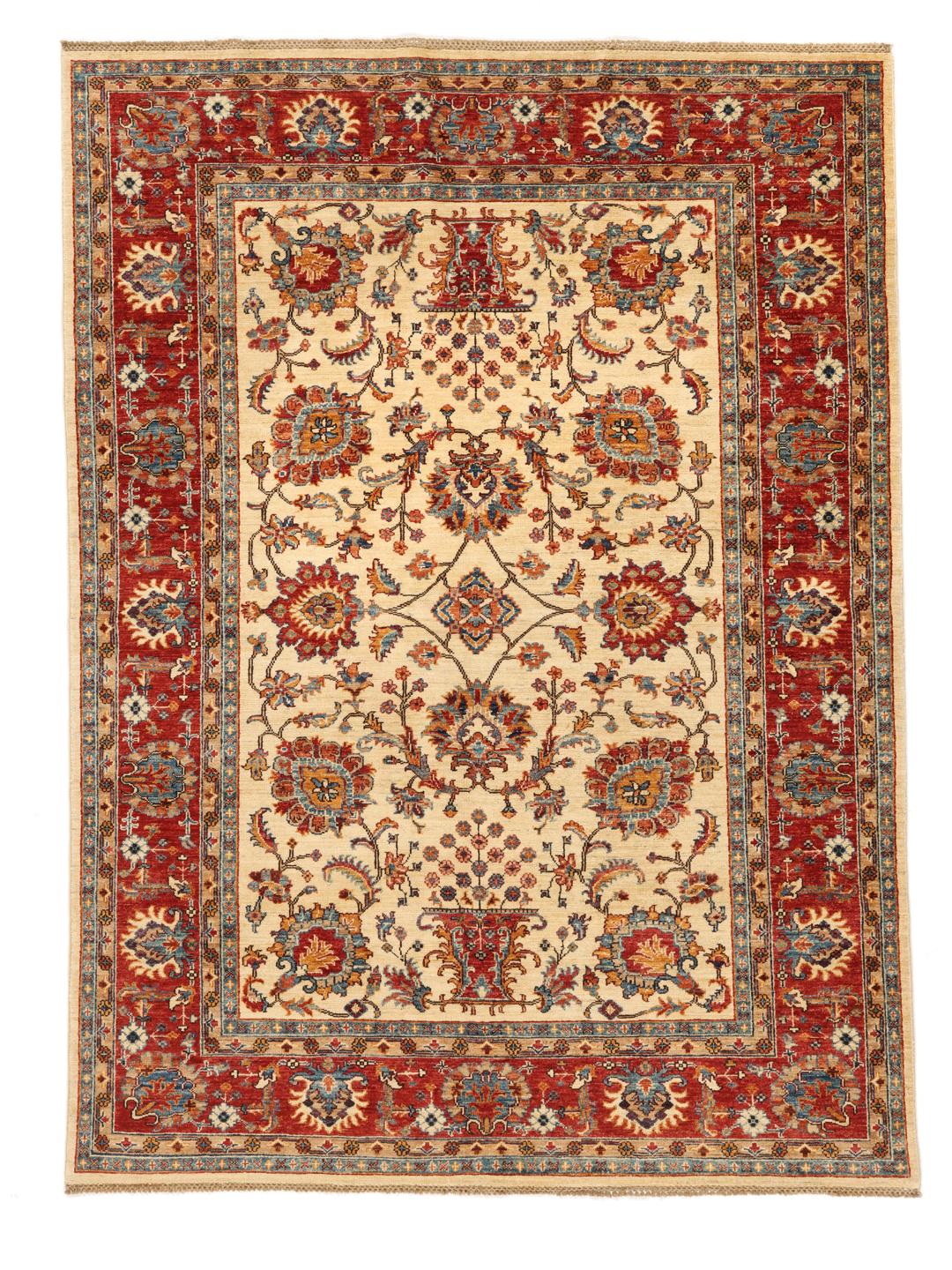 Un covor pakistanez înnodat manual cu un design floral în tonuri multicolore.