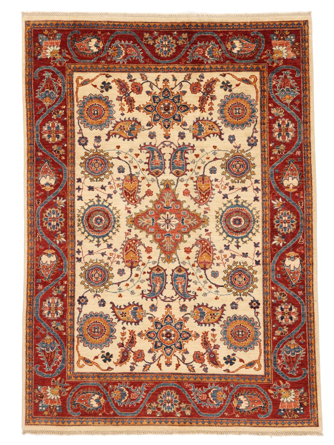 Handgeknoopt Pakistaans tapijt met een floraal en paisley patroon in rood en beige