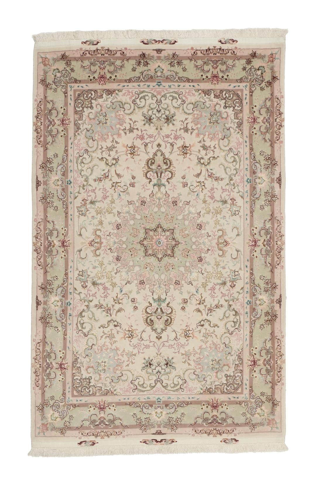 Een handgeknoopt Tabriz-tapijt uit het Midden-Oosten met een bloemenmedaillonpatroon in groen en roze.
