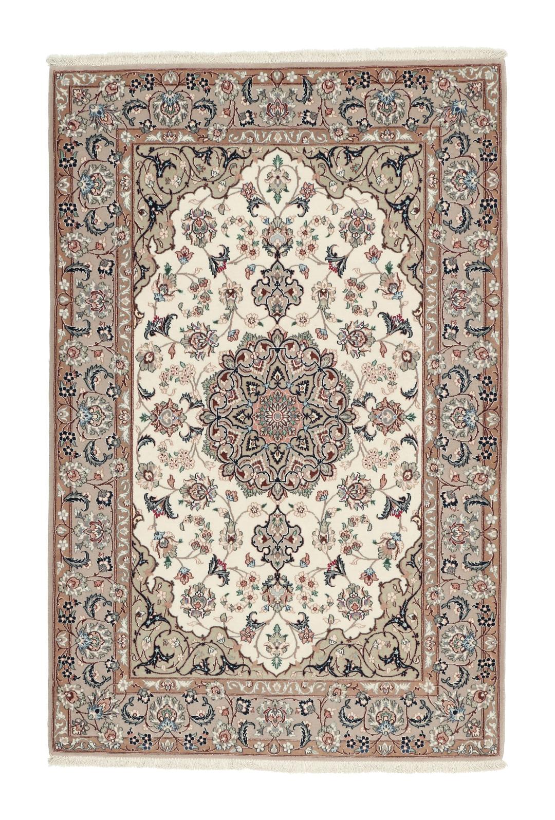 Et håndknyttet Isfahan-tæppe med blomstermedaljonmønstre i beige og dæmpede toner.