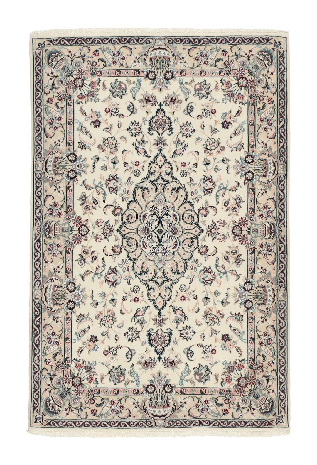 Een rechthoekig handgemaakt Ilam Sherkat Farsh tapijt uit het Midden-Oosten met een beige achtergrond en gedetailleerde bloempatronen.