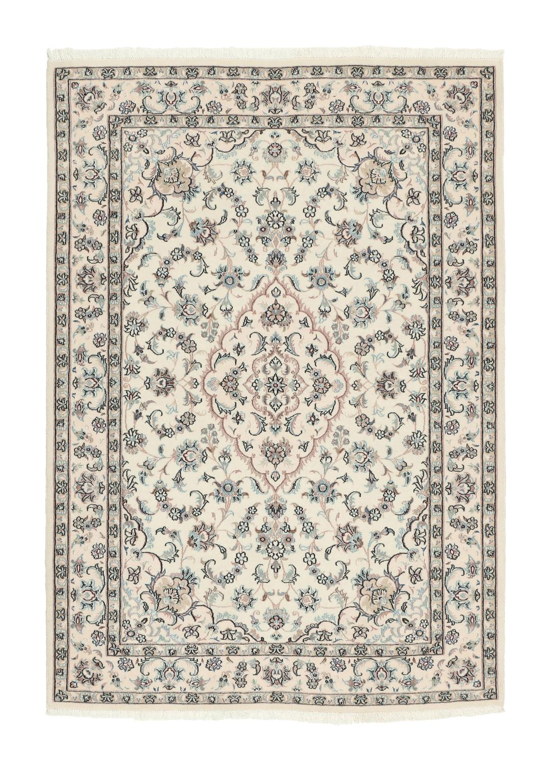 Et håndknyttet Nain-tæppe fra Mellemøsten med en beige bund og blomstermotiver.