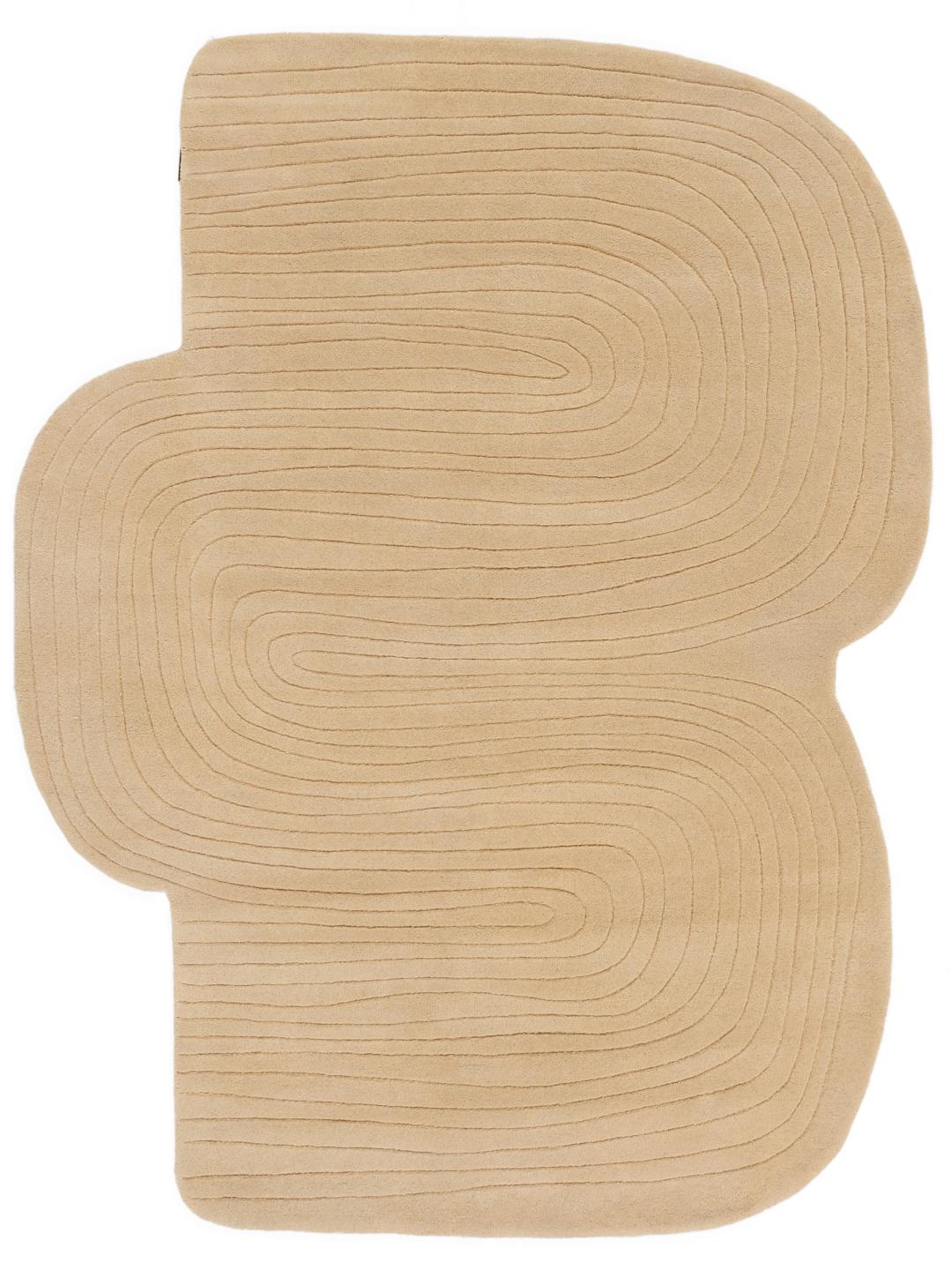 Beige tæppe med uregelmæssig form og høj og lav luv