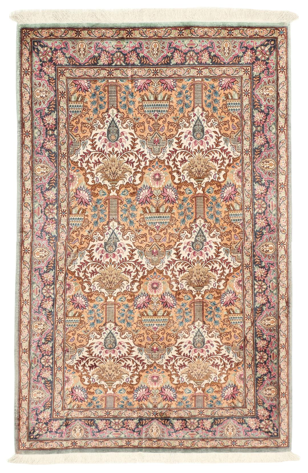 Een luxueus handgeknoopt Qum zijden tapijt uit het Midden-Oosten met een multicolor bloemendesign