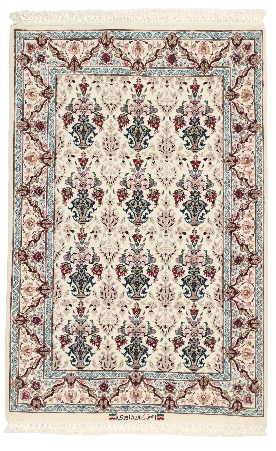 Håndknyttet Isfahan-tæppe fra Mellemøsten med blomstermotiver i beige, blå og rød.