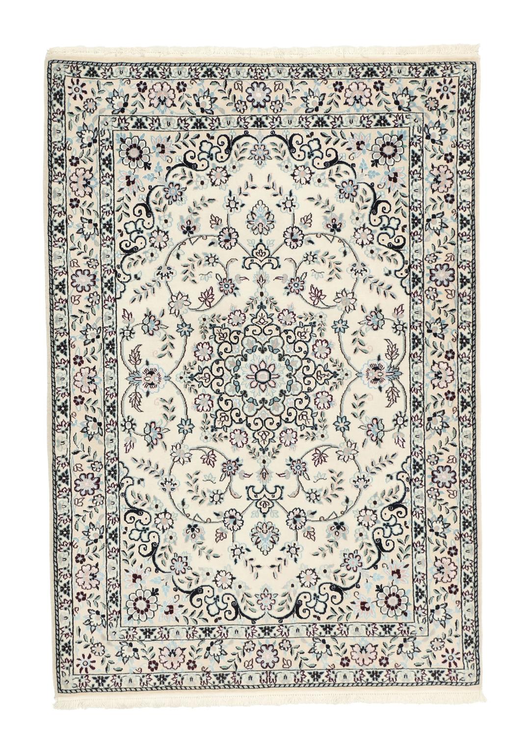 Handgeknoopt Nain tapijt uit het Midden-Oosten met ingewikkelde bloemmotieven in beige en blauw.