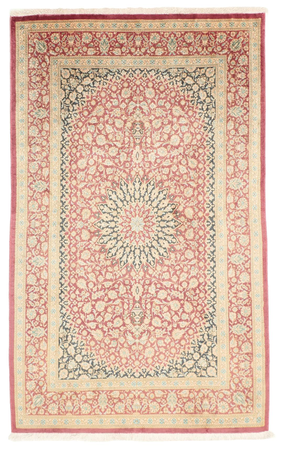 Een luxueus handgeknoopt Qum zijden tapijt uit het Midden-Oosten in multicolor tinten.