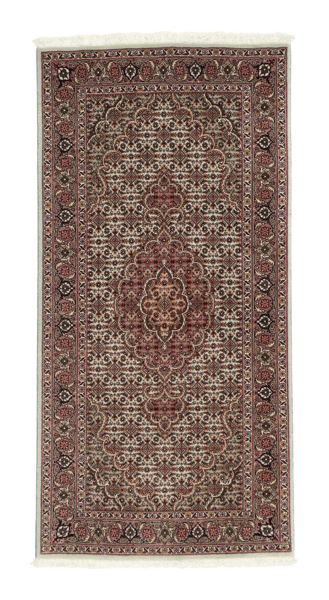 Håndknyttet Tabriz-tæppe med indviklede blomstermedallionmønstre i røde og beige toner.