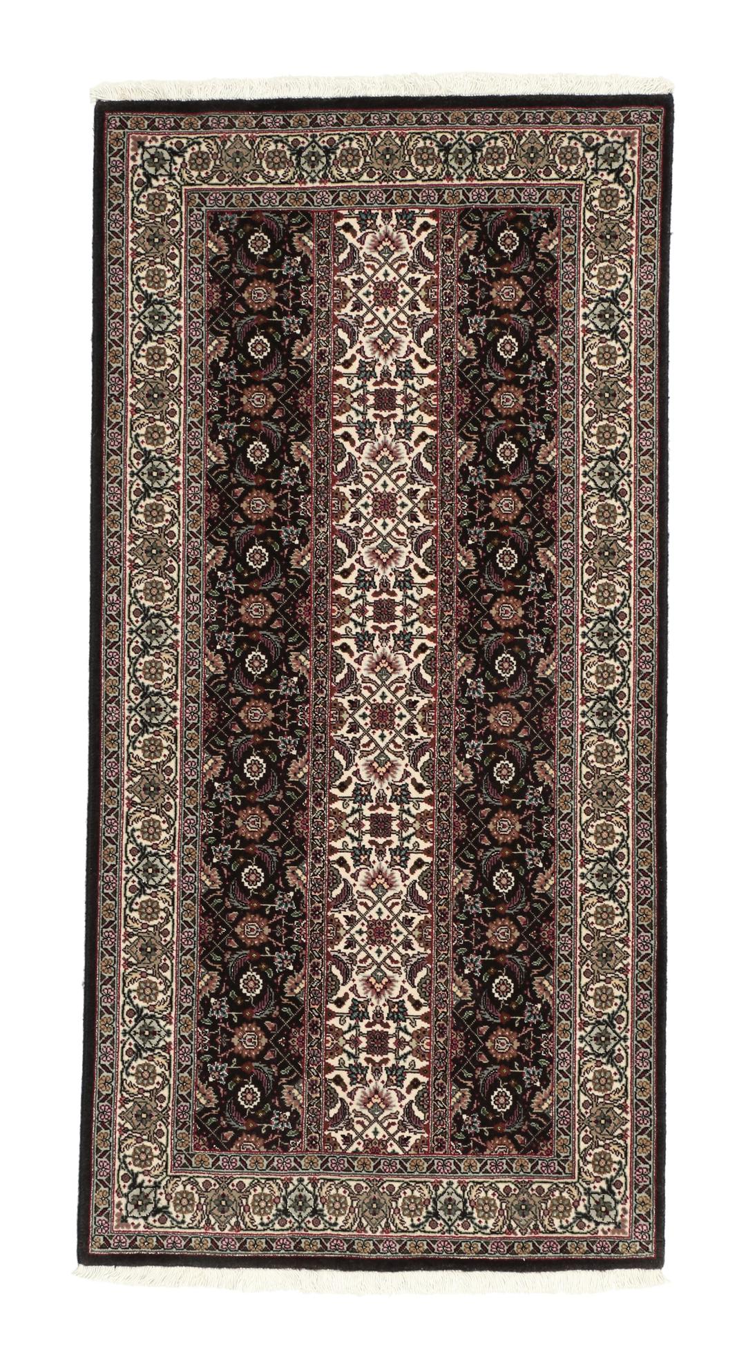 Et rektangulært Tabriz-tæppe fra Mellemøsten med et mørkt, flerfarvet blomsterdesign.