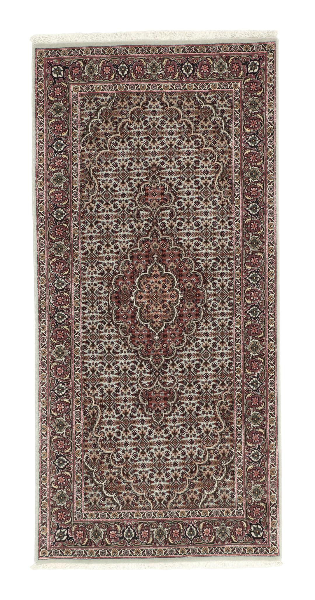 Et håndknyttet Tabriz-tæppe fra Mellemøsten med et rødt og beige blomster-medaljondesign.