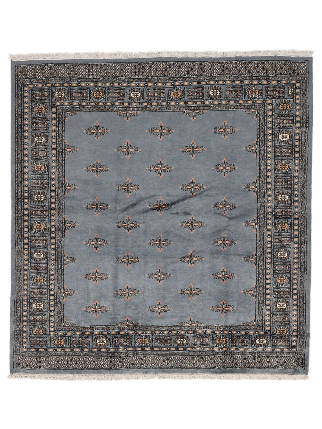 Een vierkant Pakistan Bokhara 2-ply handgeknoopt tapijt in grijs met traditionele herhalende motieven.