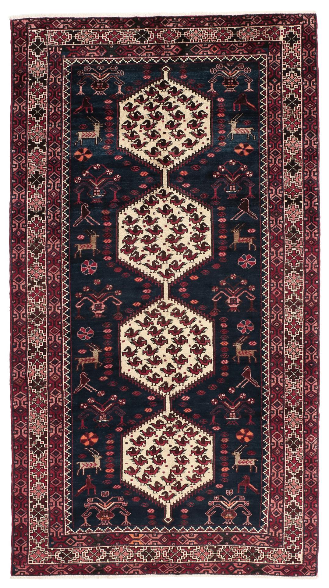 Een uniek, met de hand geknoopt Kurdi Ghuchan tapijt uit het Midden-Oosten met een donkerblauw veld en gedetailleerde diermotieven.