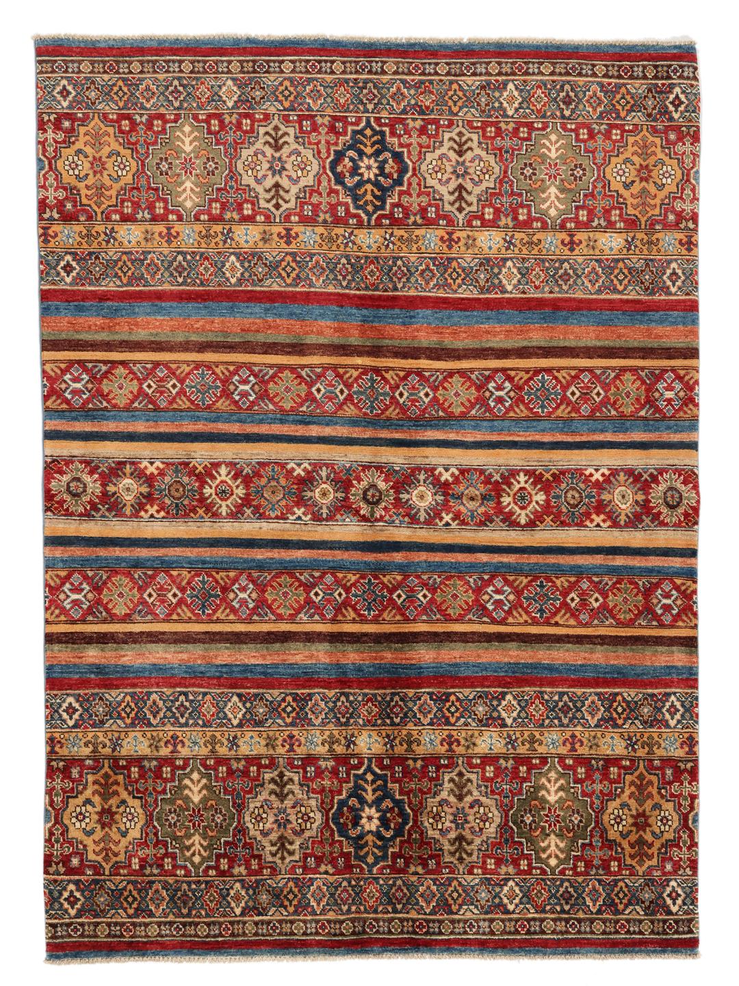 Handgeknoopt Afghaans tapijt in veelkleurig design met strepen en medaillonmotieven.