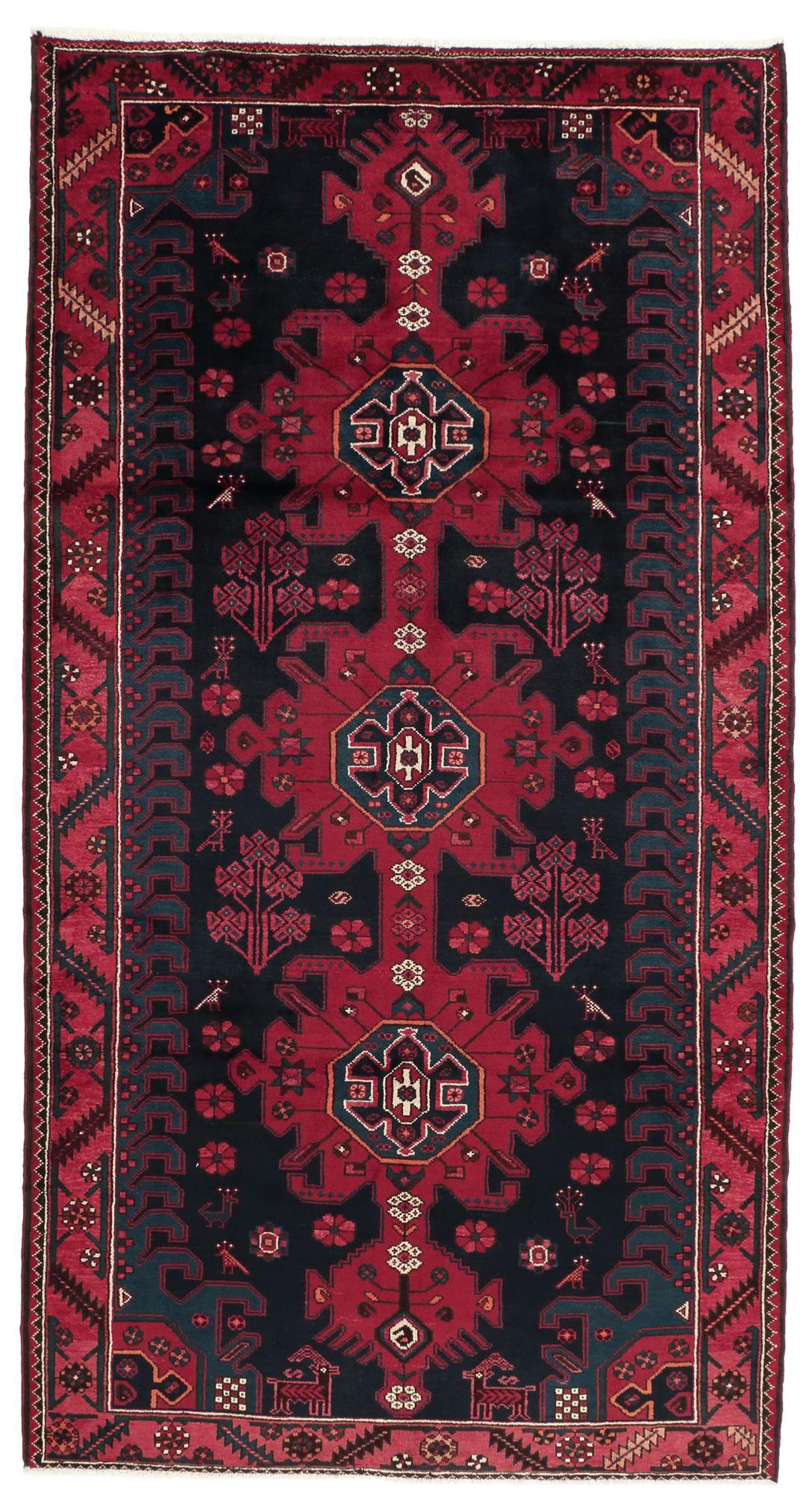 Een handgeknoopt Zanjan-tapijt uit het Midden-Oosten met een dieprood en zwart geometrisch ontwerp.