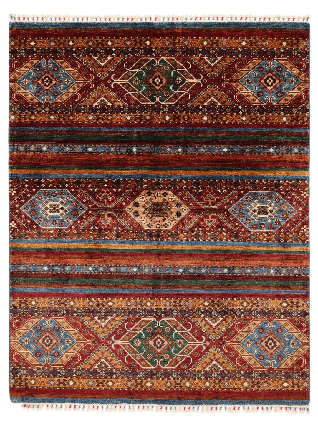 Handgeknoopt Afghaans tapijt met ingewikkelde geometrische patronen in rood, blauw en bruin.