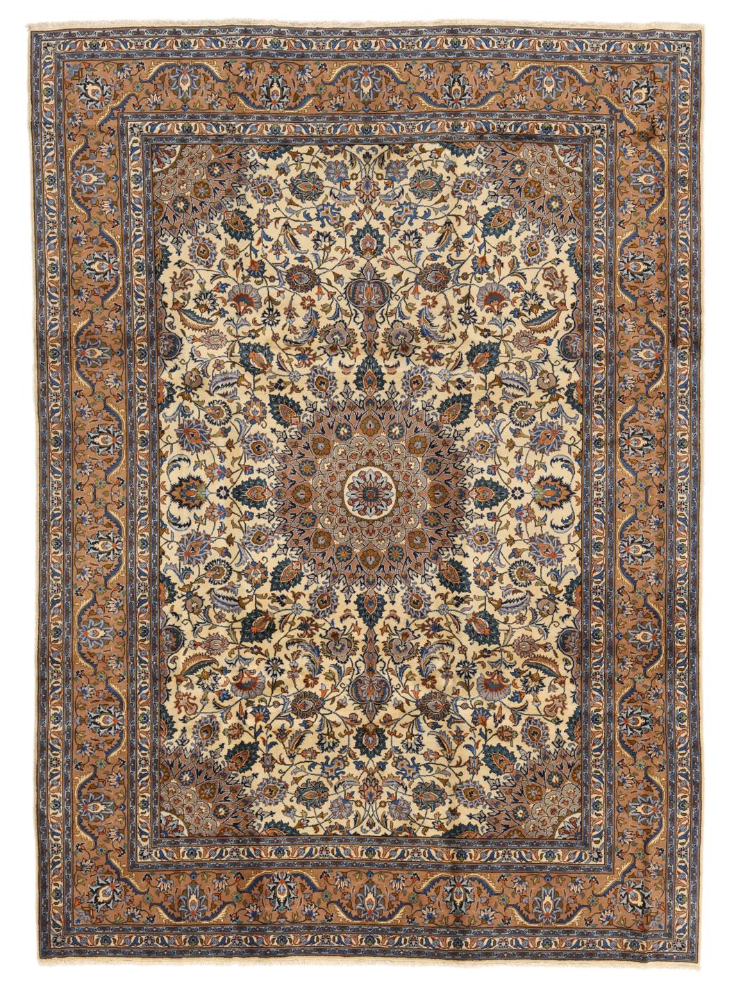 Een handgeknoopt Kashmar-tapijt uit het Midden-Oosten met een centraal medaillon en bloemmotieven in bruin, blauw en crème.