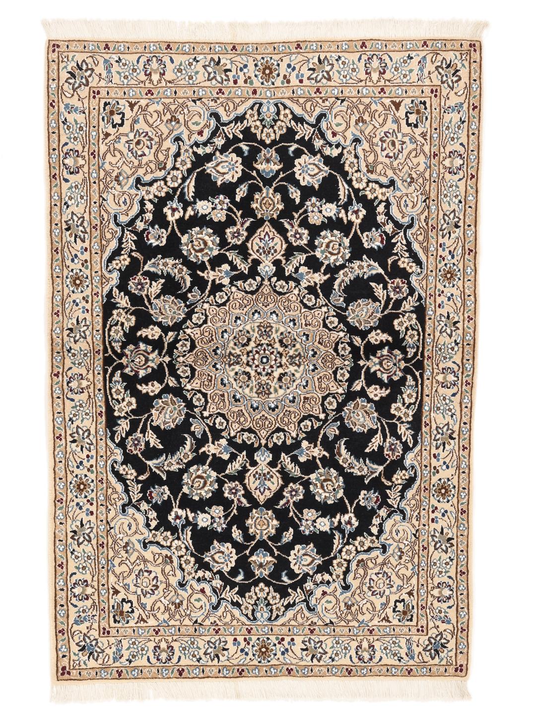Un tapis Nain Fine 9La noué à la main provenant du Moyen-Orient avec un champ noir et des motifs floraux.
