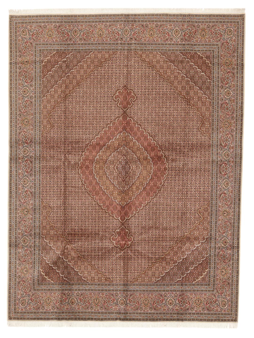 Een groot, handgeknoopt Tabriz-tapijt met een bruin veld en een ingewikkeld centraal medaillon.