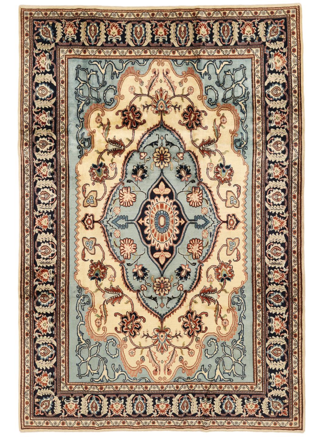 Handgeknoopt wollen tapijt uit het Midden-Oosten met een blauw en crèmekleurig medaillondesign