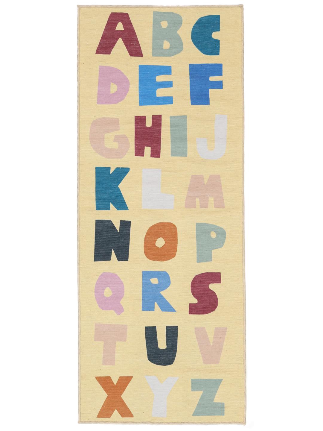 Vaaleankeltainen Alphabet-matto värikkäillä kirjaimilla
