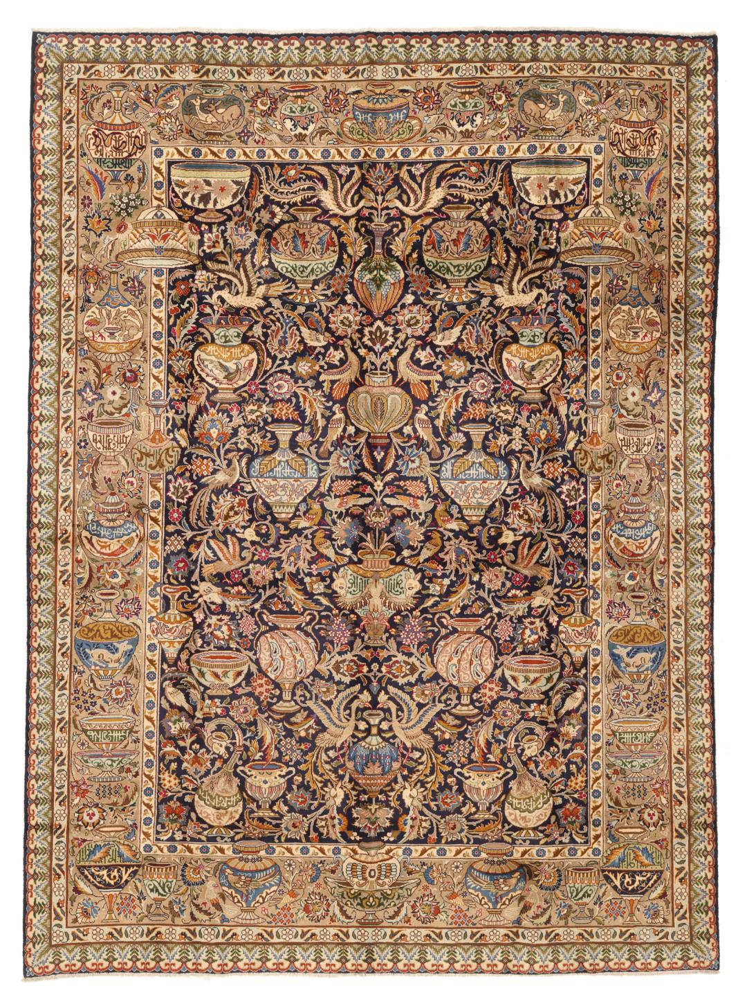 Een groot, handgeknoopt Kashmar-tapijt uit het Midden-Oosten met een donkerblauw veld en sierlijke florale en picturale ontwerpen.