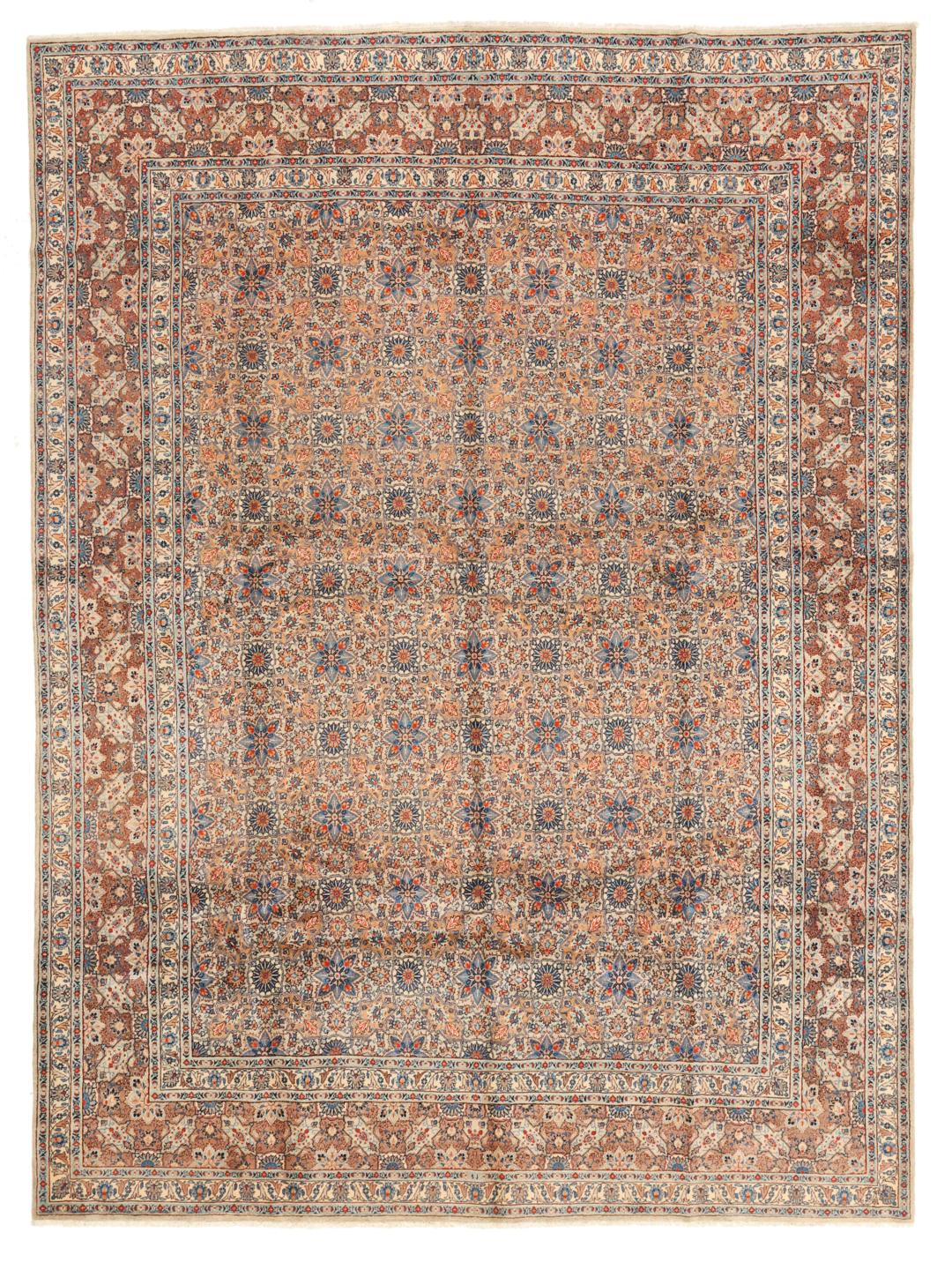 Een groot rechthoekig handgeknoopt Moud tapijt uit het Midden-Oosten met een bloemenpatroon in beige, blauw en rood.