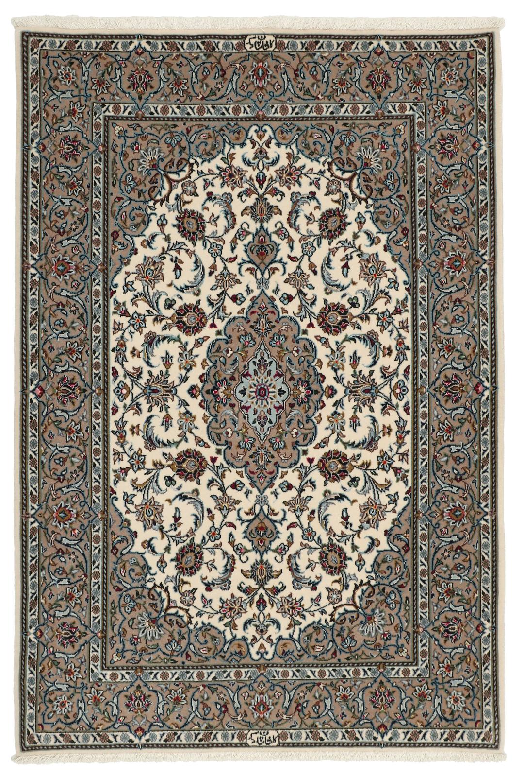 Un tapis Keshan noué main provenant du Moyen-Orient avec un médaillon floral beige et bleu.